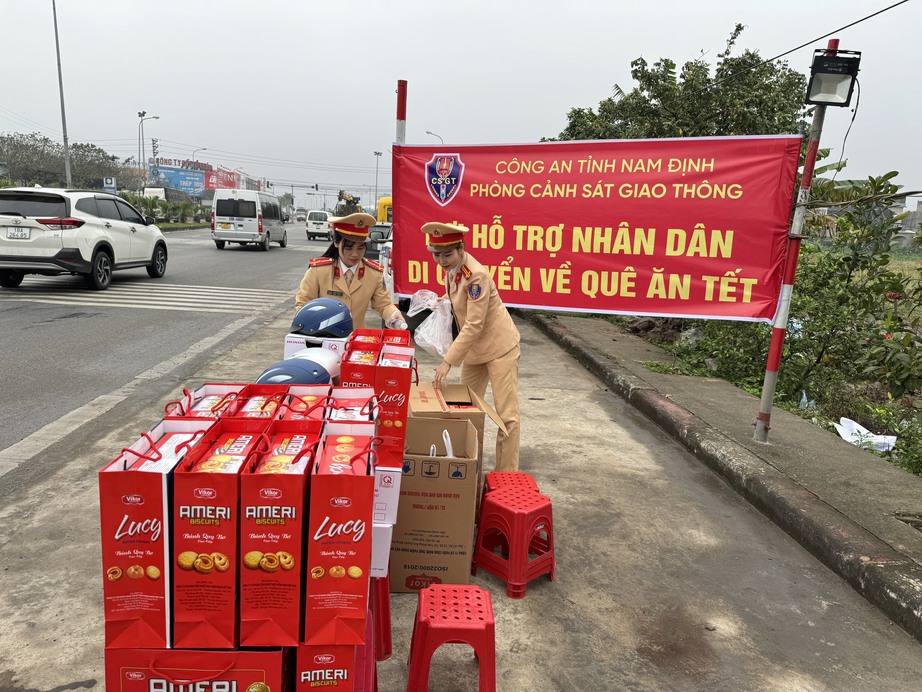 Cảnh sát giao thông Nam Định tặng quà nhân dân trên đường về quê ăn Tết- Ảnh 1.