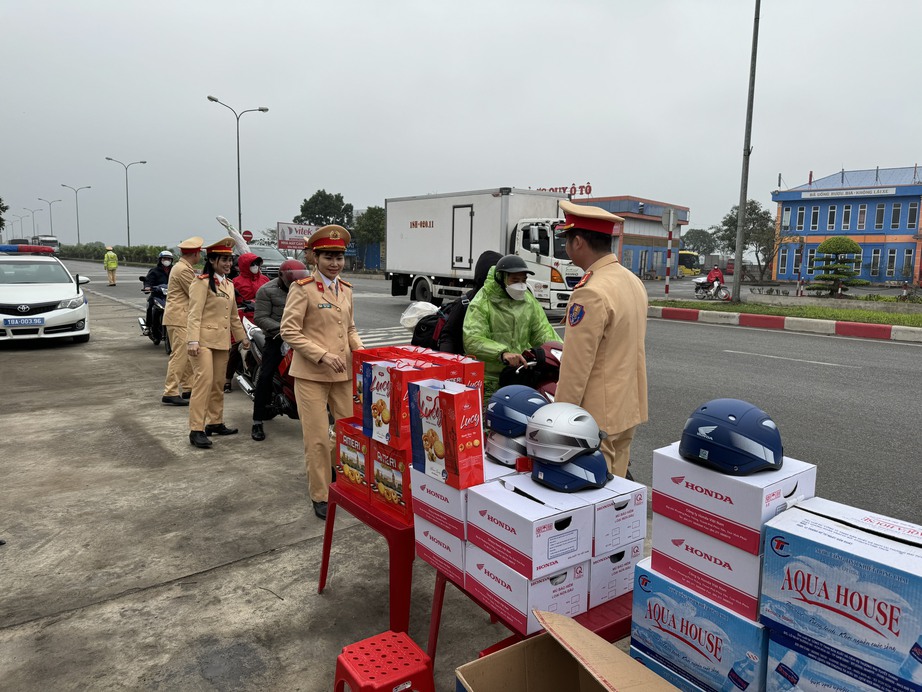 Cảnh sát giao thông Nam Định tặng quà nhân dân trên đường về quê ăn Tết- Ảnh 3.