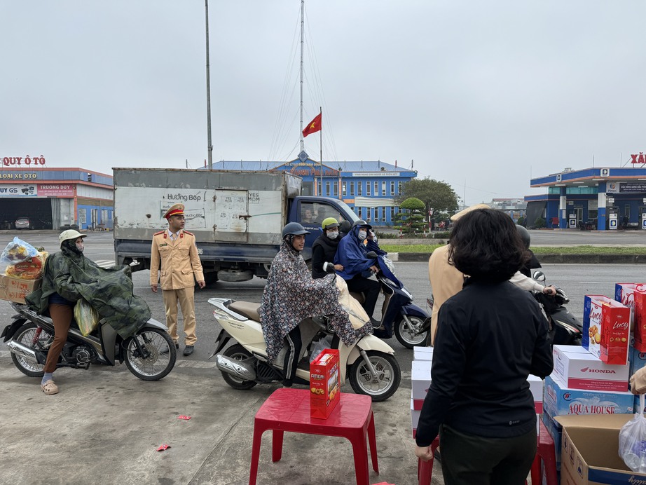 Cảnh sát giao thông Nam Định tặng quà nhân dân trên đường về quê ăn Tết- Ảnh 5.