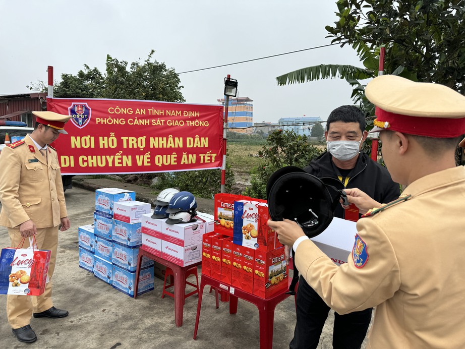 Cảnh sát giao thông Nam Định tặng quà nhân dân trên đường về quê ăn Tết- Ảnh 2.