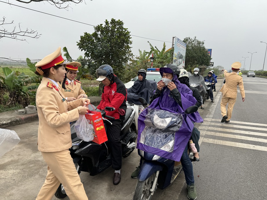 Cảnh sát giao thông Nam Định tặng quà nhân dân trên đường về quê ăn Tết- Ảnh 4.