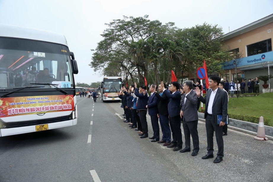 Hà Nội bố trí xe khách miễn phí đưa 1.200 người dân về quê đón Tết- Ảnh 2.