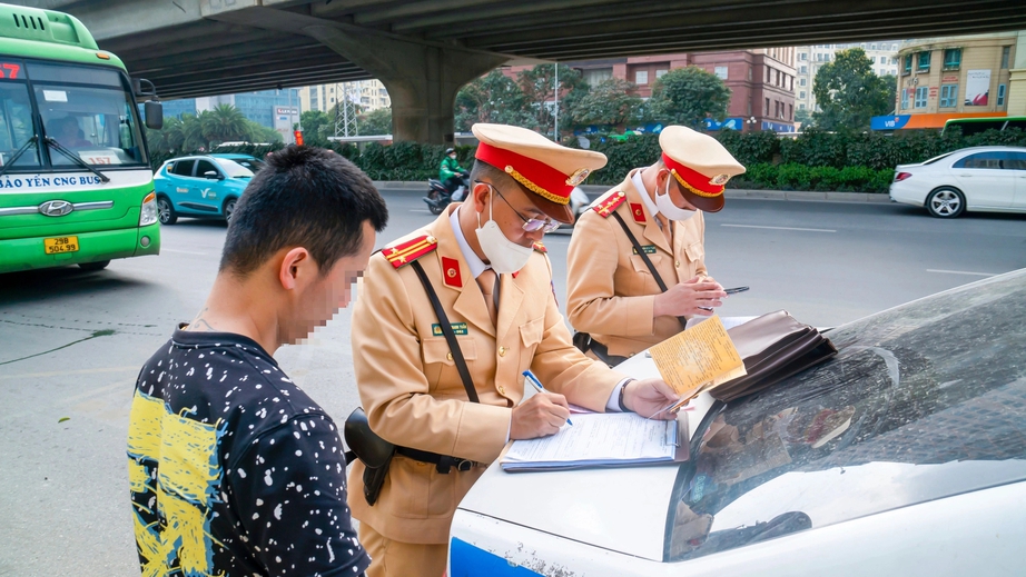 Loạt tài xế ngậm ngùi nộp phạt lỗi bắt khách tuỳ tiện ngày cận Tết- Ảnh 1.