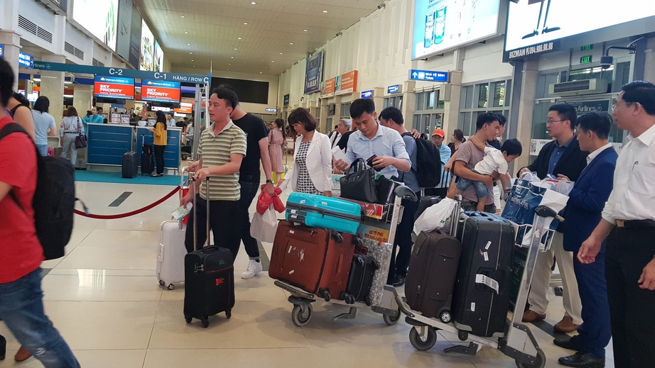 Hơn 100 nghìn khách qua sân bay Tân Sơn Nhất trong ngày 30 Tết- Ảnh 1.