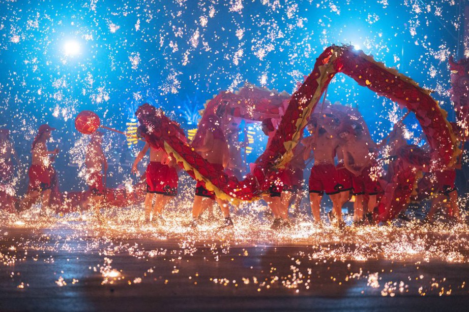 Những màn trình diễn múa rồng lửa rực rỡ sắc màu tại Trung Quốc dịp Tết Nguyên đán- Ảnh 4.