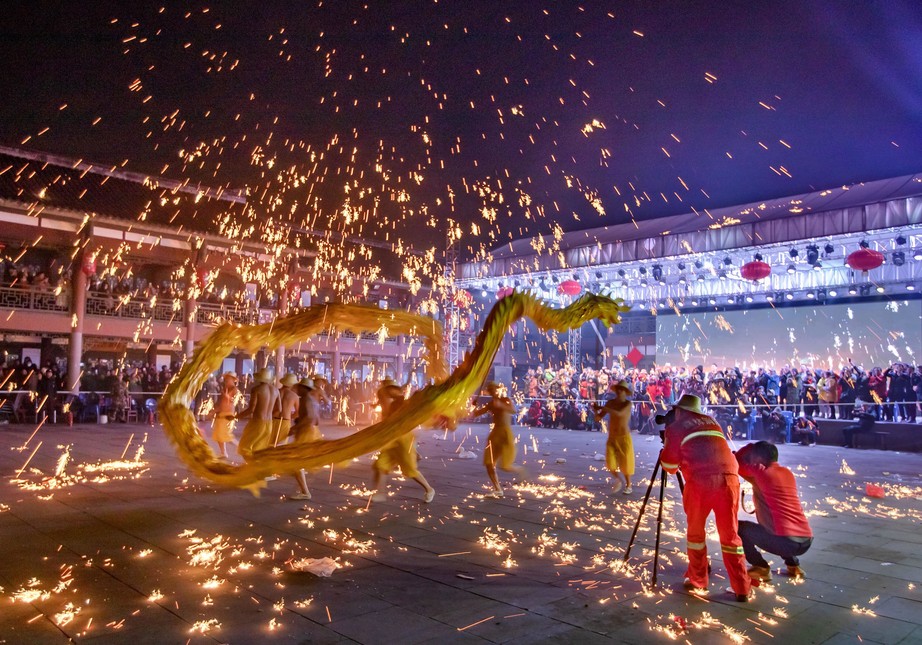 Những màn trình diễn múa rồng lửa rực rỡ sắc màu tại Trung Quốc dịp Tết Nguyên đán- Ảnh 3.