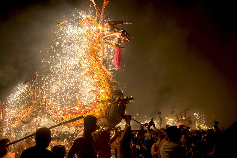 Những màn trình diễn múa rồng lửa rực rỡ sắc màu tại Trung Quốc dịp Tết Nguyên đán- Ảnh 1.