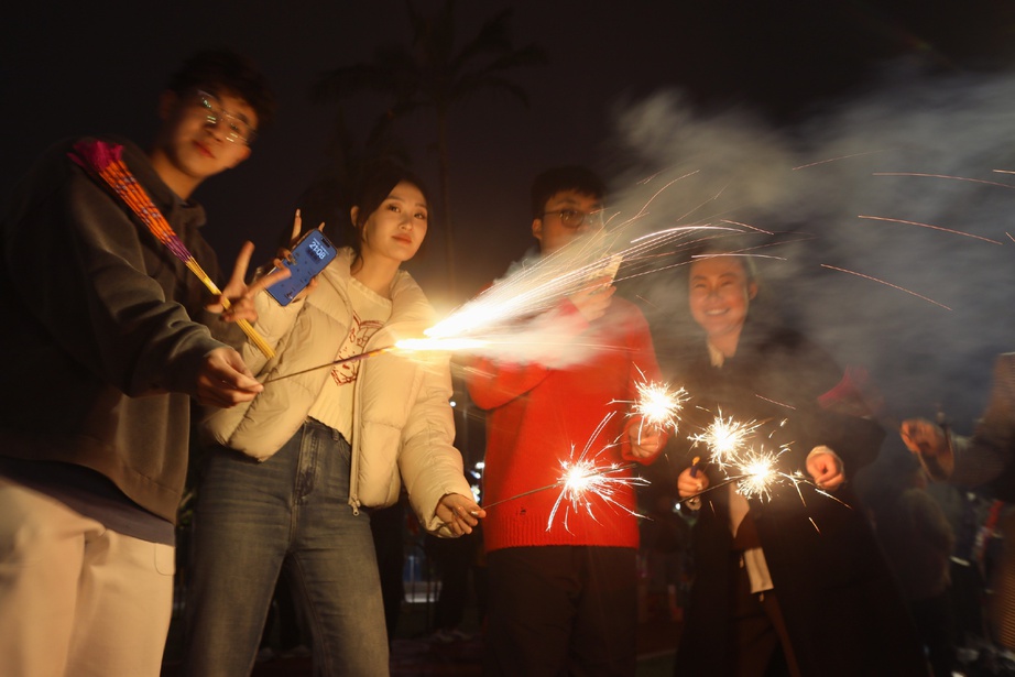 Các bạn trẻ Trung Quốc đốt pháo bông đón mừng khoảnh khắc Giao thừa sang năm mới.