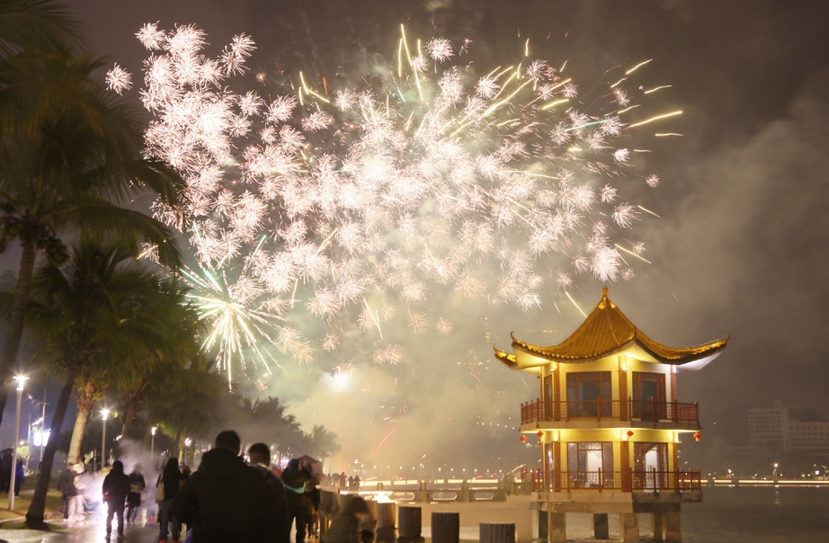 Bầu trời khoảnh khắc Giao thừa rực sáng pháo hoa tại thành phố Chu Hải (Quảng Đông, Trung Quốc). (Ảnh: Báo Chu Hải)