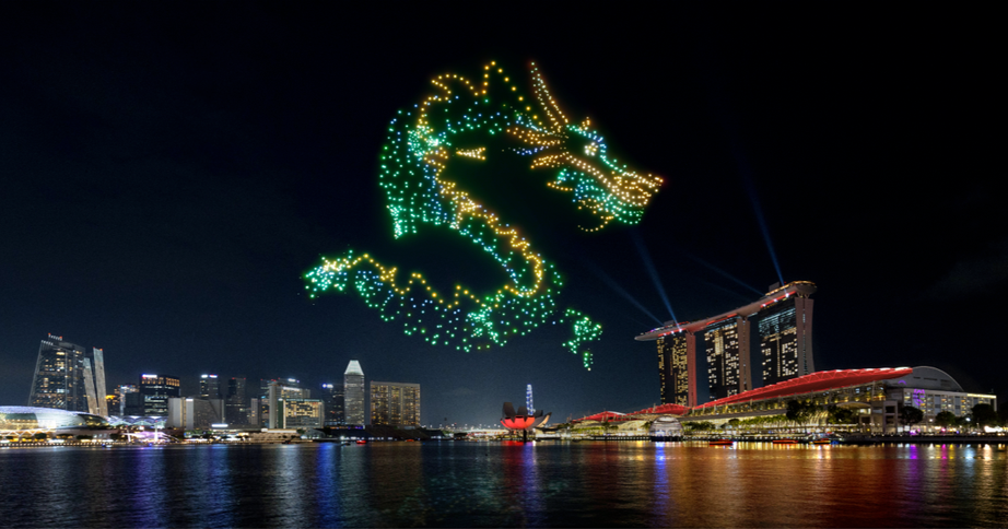 Màn trình diễn 1.500 thiết bị bay không người lái tạo hình rồng bay chào đón năm mới Giáp Thìn được tổ chức xuyên suốt các ngày Tết Nguyên đán trên Vịnh Marina nổi tiếng của Singapore. (Ảnh: Marina Bay Sands)