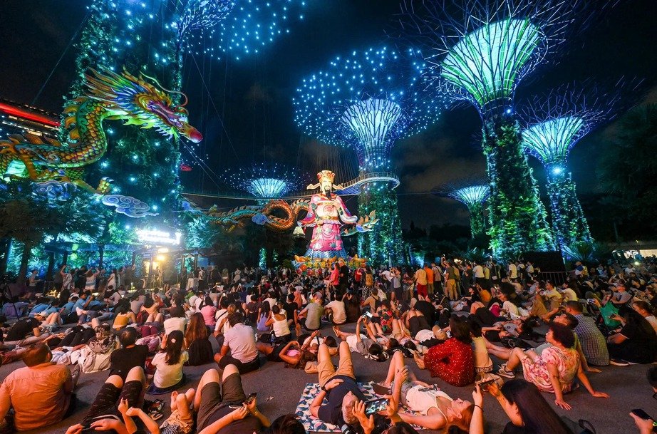 Công viên Garden by the Bay tại Singapore được trang trí lộng lẫy với biểu tượng linh vật rồng và tượng Thần Tài, thu hút nhiều người tới đón chào năm mới 2024. (Ảnh: AFP)