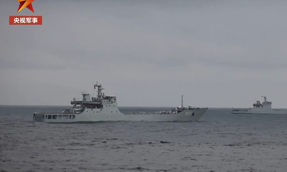 Trung Quốc triển khai tàu đổ bộ tập trận trên Biển Đông- Ảnh 1.