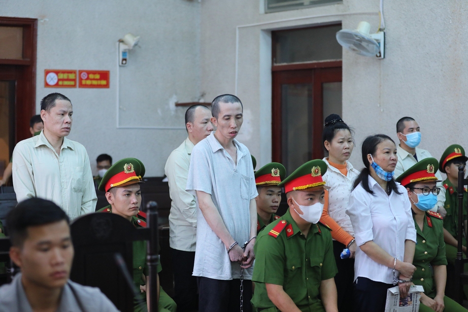Bị cáo ngất xỉu, tòa hoãn xử mẹ của nữ sinh giao gà ở Điện Biên- Ảnh 2.