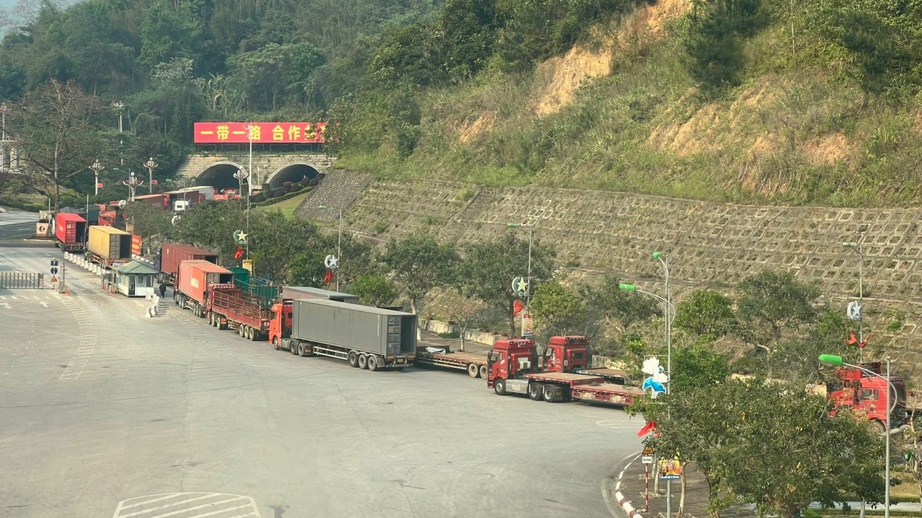 Ô tô, máy móc nhập từ Trung Quốc tăng đột biến gây ách tắc cục bộ cửa khẩu Lạng Sơn- Ảnh 1.