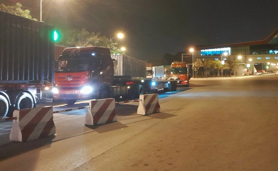Ô tô, máy móc nhập từ Trung Quốc tăng đột biến gây ách tắc cục bộ cửa khẩu Lạng Sơn- Ảnh 2.