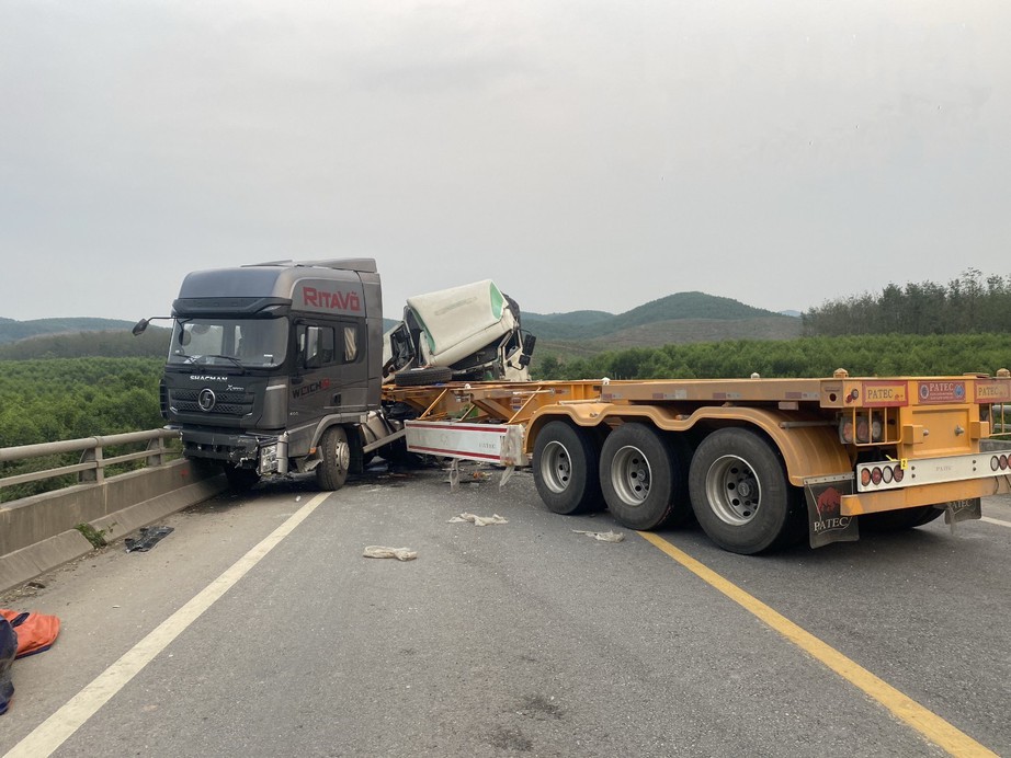 Xe đầu kéo không biển kiểm soát va chạm xe tải trên cao tốc Cam Lộ - La Sơn- Ảnh 1.