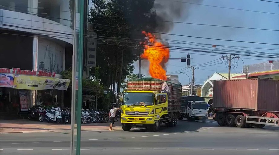 Xe tải đang chạy bất ngờ bốc cháy ở thành phố Vĩnh Long- Ảnh 1.