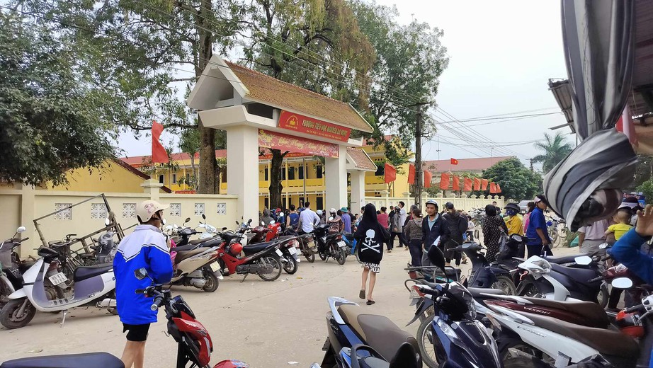 Còn hàng trăm phụ huynh ở Thanh Hóa cho con nghỉ học để phản đối chuyển trường- Ảnh 3.