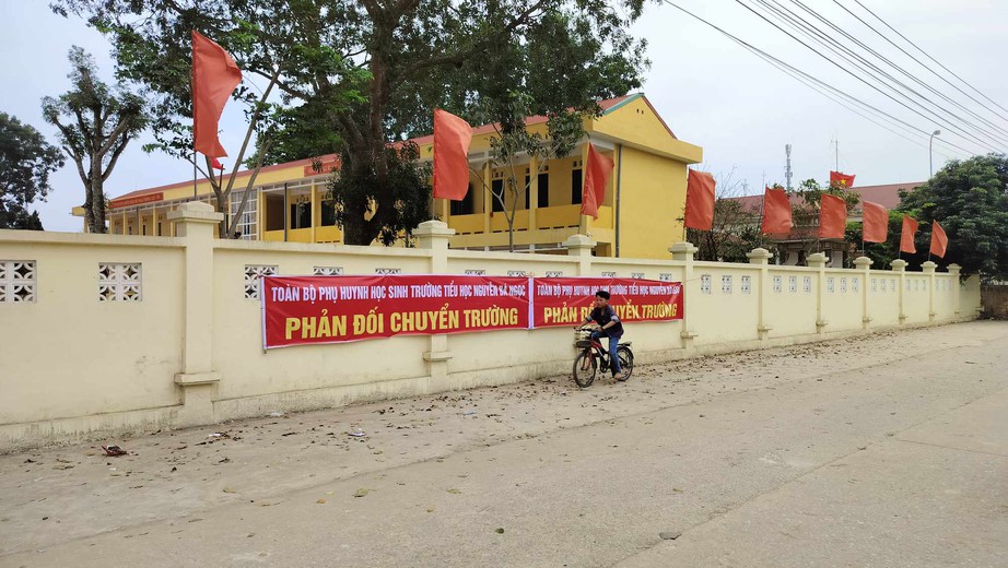 Còn hàng trăm phụ huynh ở Thanh Hóa cho con nghỉ học để phản đối chuyển trường- Ảnh 1.