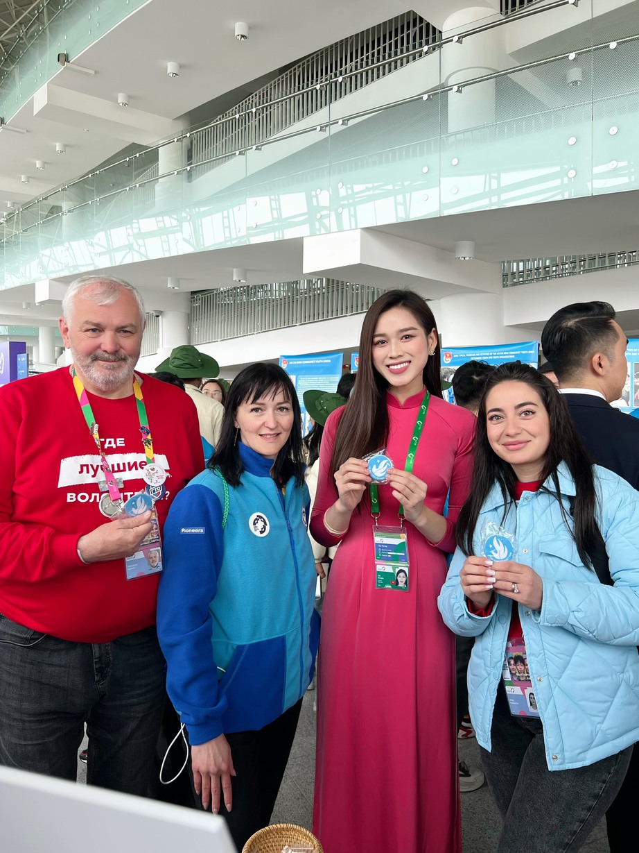 Đỗ Thị Hà diện áo dài tại Liên hoan Thanh niên thế giới 2024 ở Nga- Ảnh 7.