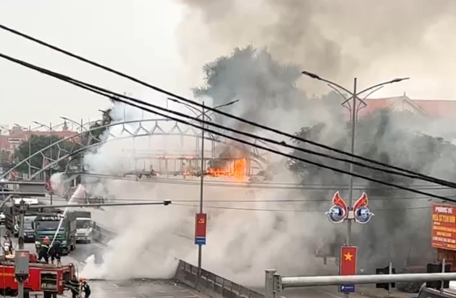 Cổng chào điện tử trên QL1 bốc cháy dữ dội, tài xế tá hỏa bỏ chạy- Ảnh 2.
