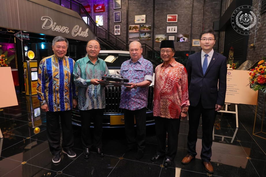 Quốc vương Malaysia trở thành người đầu tiên sở hữu xe sang đắt nhất Trung Quốc- Ảnh 11.