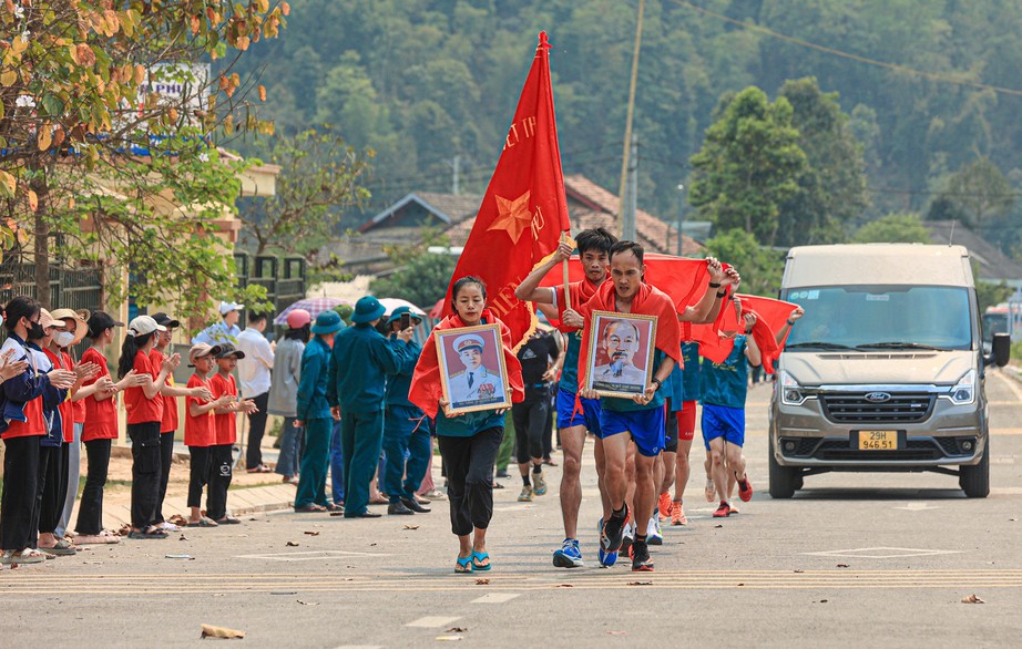 Giải Marathon vì ATGT: Xúc động hình ảnh 10 VĐV chạy tiếp sức về đích tại Điện Biên Phủ- Ảnh 1.