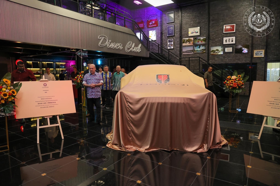 Quốc vương Malaysia trở thành người đầu tiên sở hữu xe sang đắt nhất Trung Quốc- Ảnh 2.