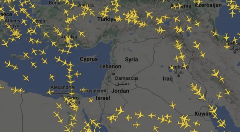 Máy bay trên thế giới bay vòng, tránh không phận Israel và khu vực lân cận - Ảnh 1.