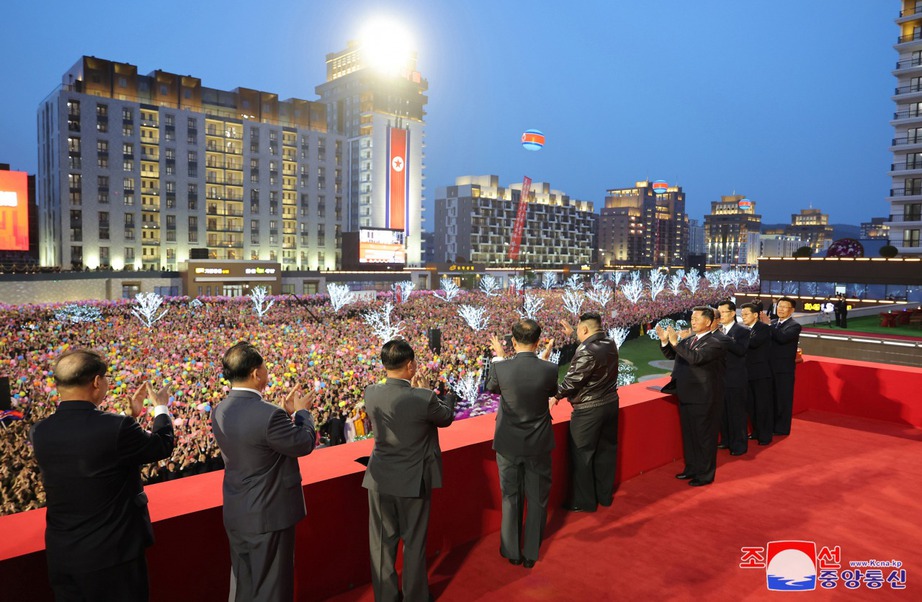 Triều Tiên khánh thành thêm 10.000 căn hộ mới tại thủ đô Bình Nhưỡng- Ảnh 1.