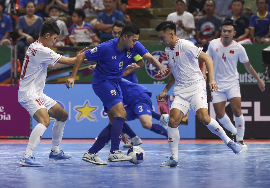 Futsal châu Á 2024: Thua sát nút Thái Lan, tuyển Việt Nam vẫn hiên ngang tiến vào tứ kết- Ảnh 1.