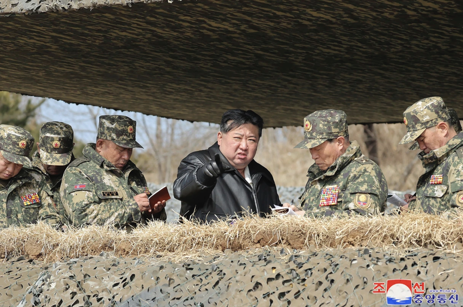 Chủ tịch Triều Tiên chỉ đạo tập trận mô phỏng phản công hạt nhân - Ảnh 1.