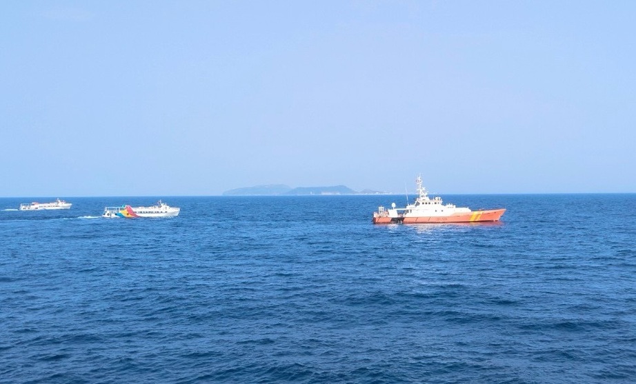 Huy động tối đa phương tiện, bay flycam tìm kiếm thuyền viên sà lan chìm tại Quảng Ngãi- Ảnh 3.