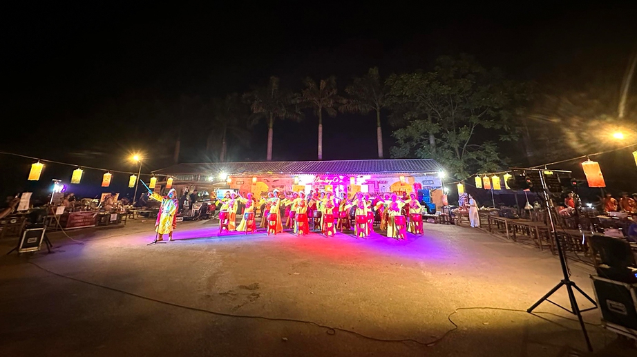 Kỳ thú đêm hội làng cổ Đường Lâm chào mừng 30/4-1/5- Ảnh 1.