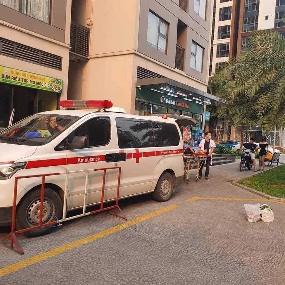 BQL khu đô thị giải thích việc khóa bánh xe cứu thương tới đón người đi cấp cứu- Ảnh 1.