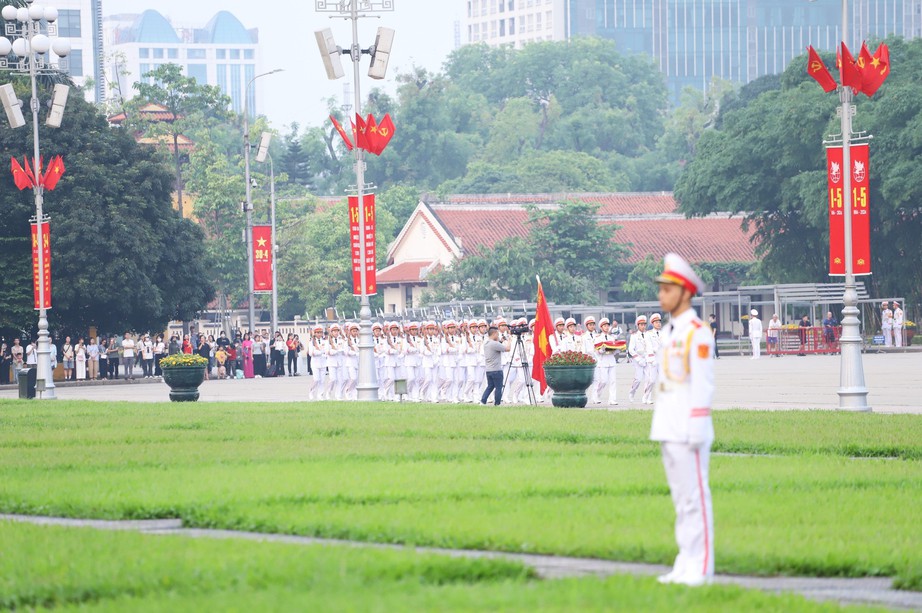 Thiêng liêng lễ thượng cờ mừng Chiến thắng 30/4 trước Lăng Bác- Ảnh 4.