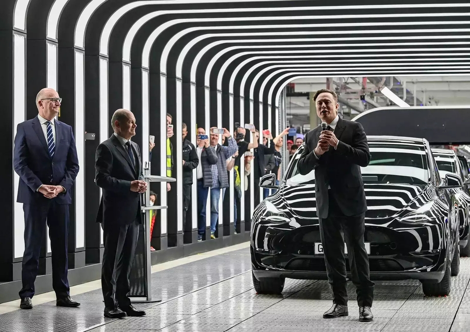 Elon Musk hé lộ Tesla sắp ra mắt taxi tự hành hoàn toàn- Ảnh 1.