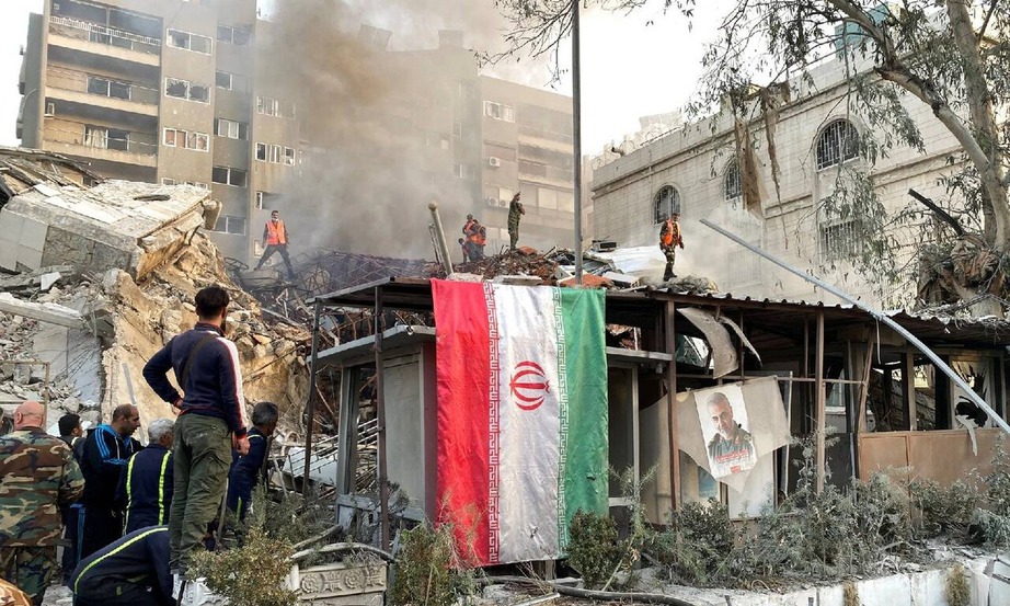 Đại sứ quán Iran tại thủ đô Damacus (Syria) đã bị tên lửa nghi của Israel bắn trúng, khiến 7 sĩ quan thiệt mạng, trong đó có Chuẩn tướng Mohammad Reza Zahedi, chỉ huy cấp cao của Lực lượng Quds thuộc Lực lượng Vệ binh Cách mạng Hồi giáo Iran (IRGC). (Ảnh: Tehran Times)