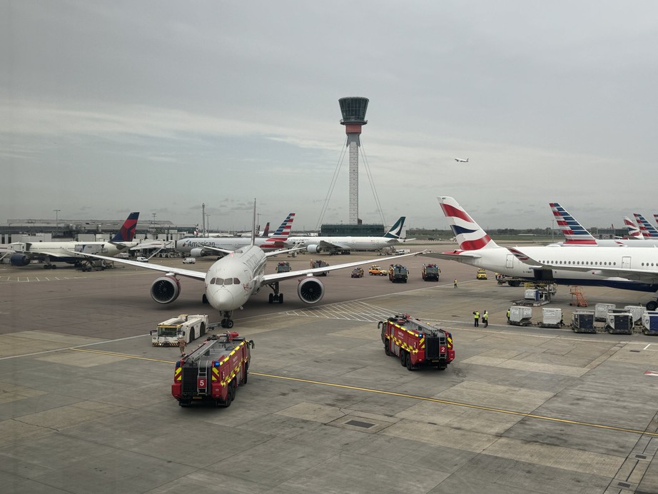 Hai máy bay va chạm tại sân bay bận rộn nhất nước Anh - Ảnh 1.