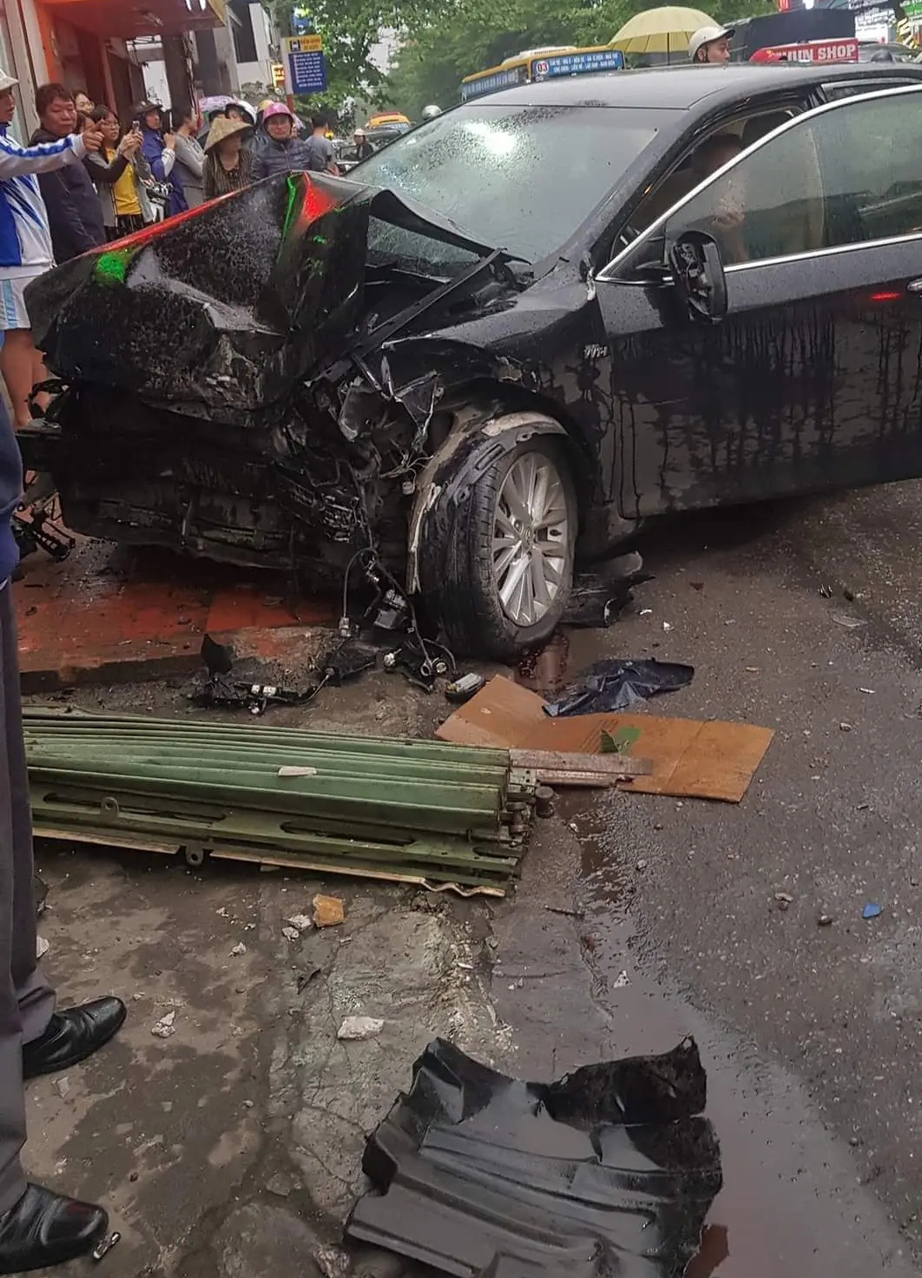 Nam Định: Ô tô gây tai nạn liên hoàn, nhiều người bị thương- Ảnh 1.