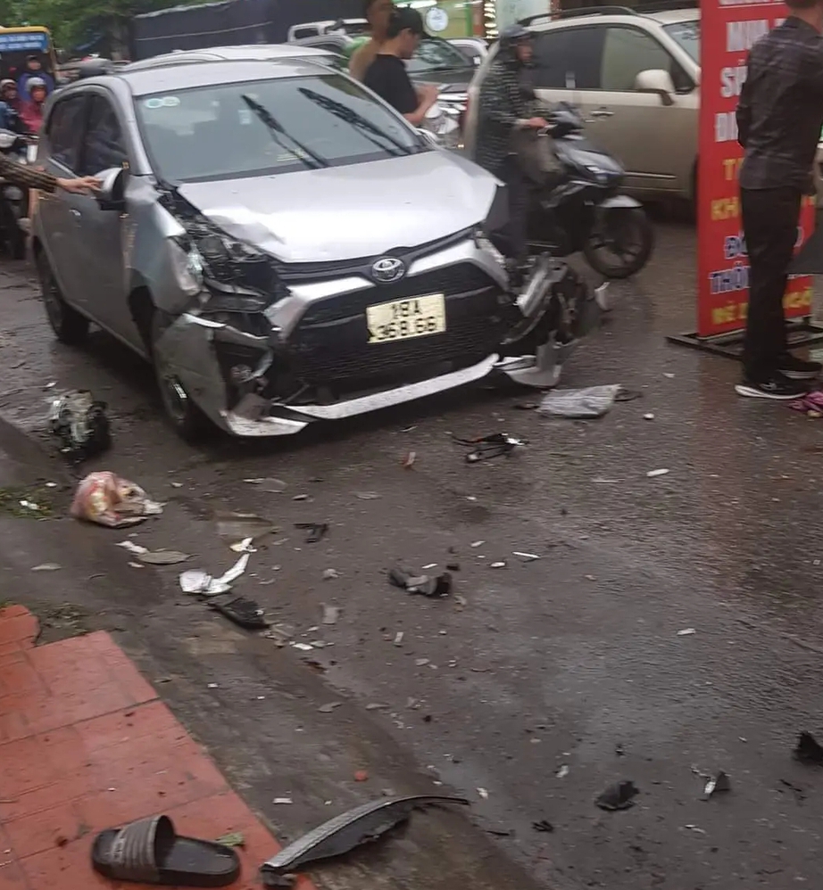 Nam Định: Ô tô gây tai nạn liên hoàn, nhiều người bị thương- Ảnh 2.