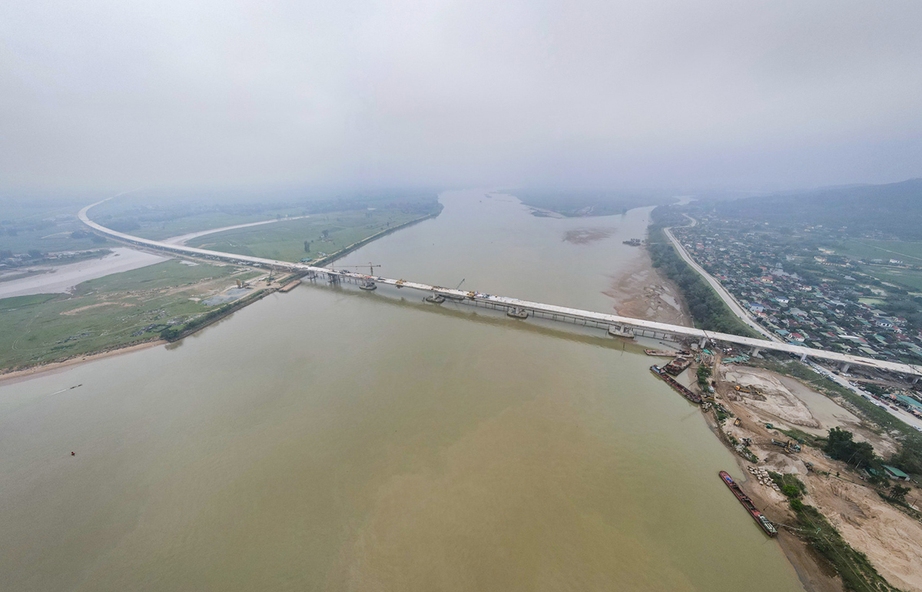 Hành trình xây cầu vượt sông dài nhất cao tốc Bắc - Nam- Ảnh 2.