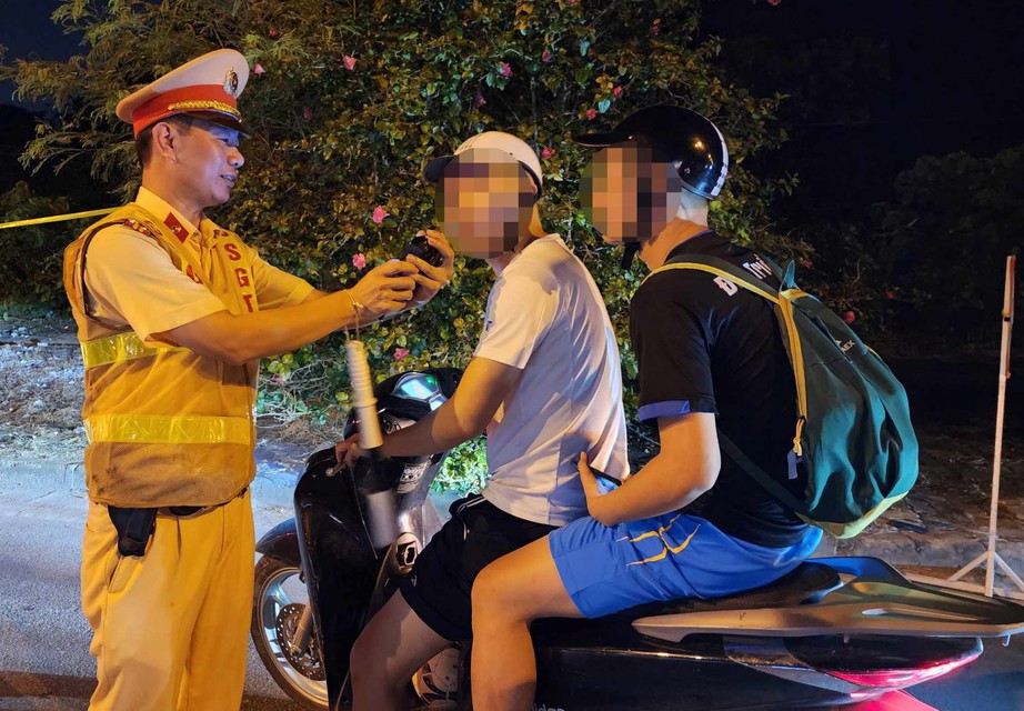 Hà Nội xử phạt hơn 1.300 tài xế vi phạm nồng độ cồn trong 5 ngày nghỉ lễ- Ảnh 1.