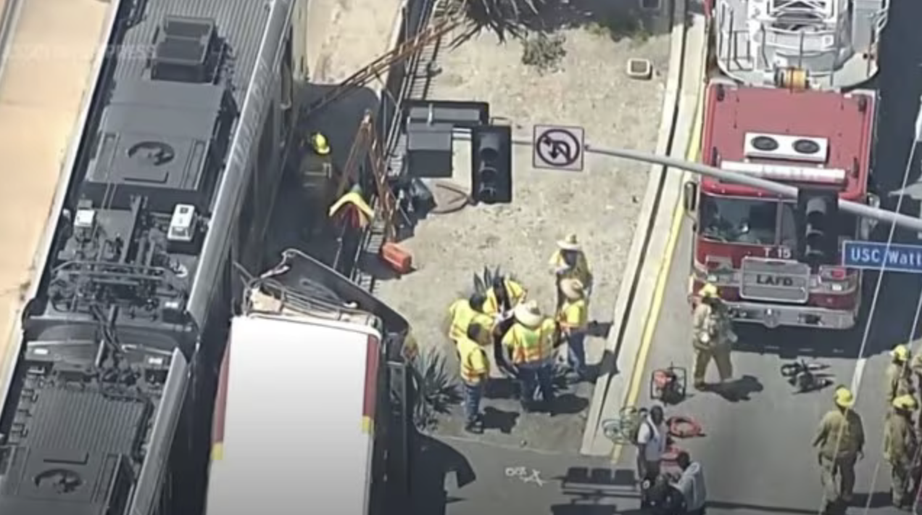 Tàu đâm xe buýt tại trung tâm Los Angeles, 55 người bị thương- Ảnh 1.