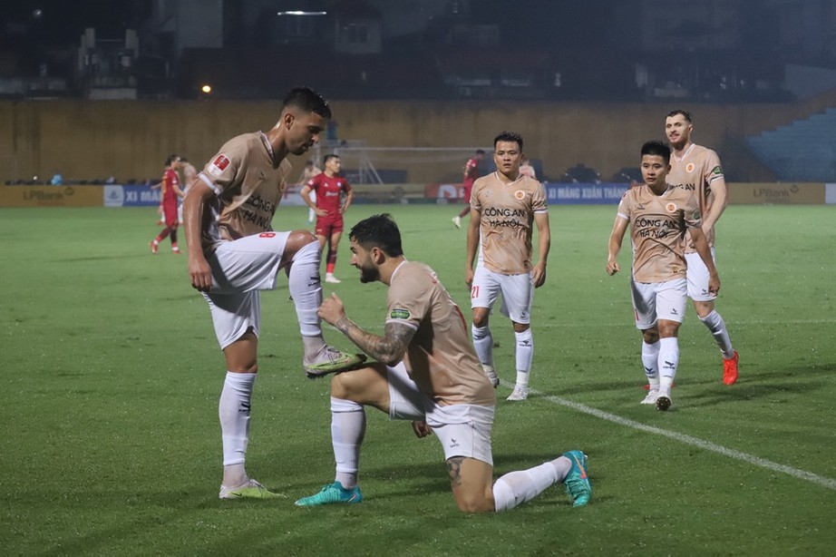 V-League: Quang Hải rực sáng trong ngày CAHN nhấn chìm Khánh Hòa - Ảnh 1.