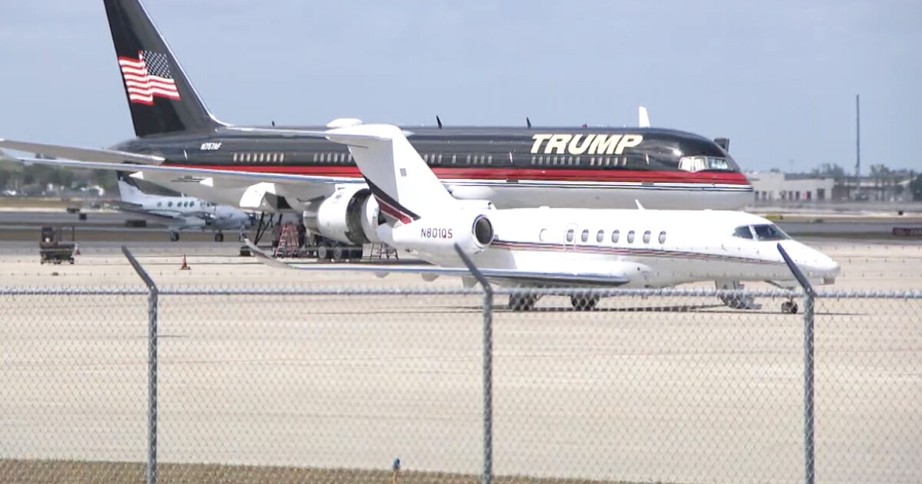 Máy bay của cựu Tổng thống Mỹ Donald Trump va chạm tại sân bay?- Ảnh 1.