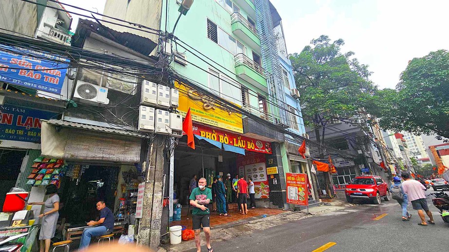 Cháy chung cư mini 9 tầng ở Hà Nội, nhiều người leo lên mái nhà chờ giải cứu- Ảnh 2.