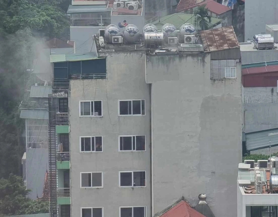 Cháy chung cư mini 9 tầng ở Hà Nội, nhiều người leo lên mái nhà chờ giải cứu- Ảnh 1.