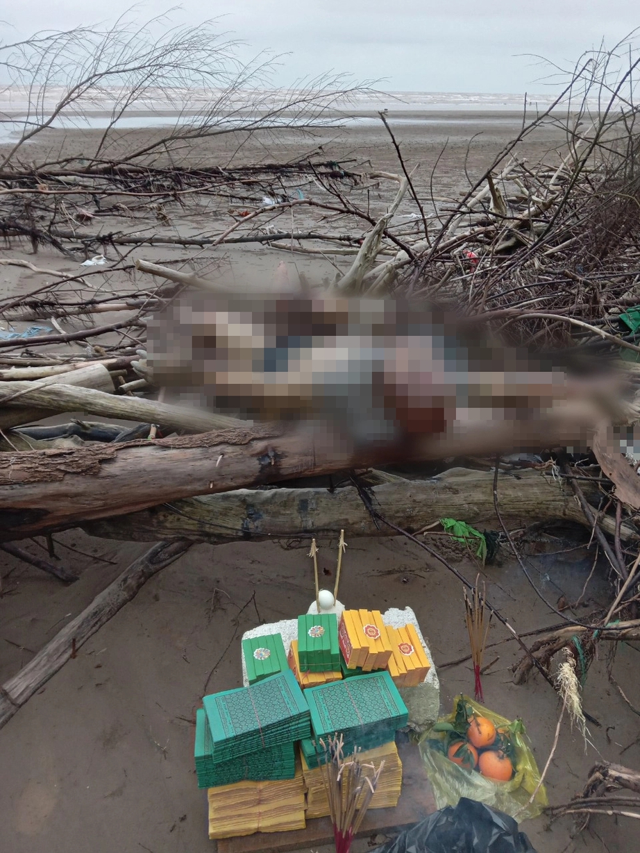 Phát hiện thi thể người đàn ông trên bãi biển Cồn Vành- Ảnh 1.