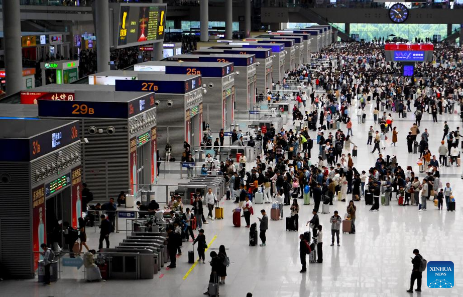 Đường sắt Trung Quốc tất bật xử lý 144 triệu lượt khách dịp nghỉ lễ 1/5 - Ảnh 1.